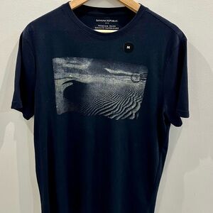 Banana Republic Graphic Tee – Size M (Unworn)